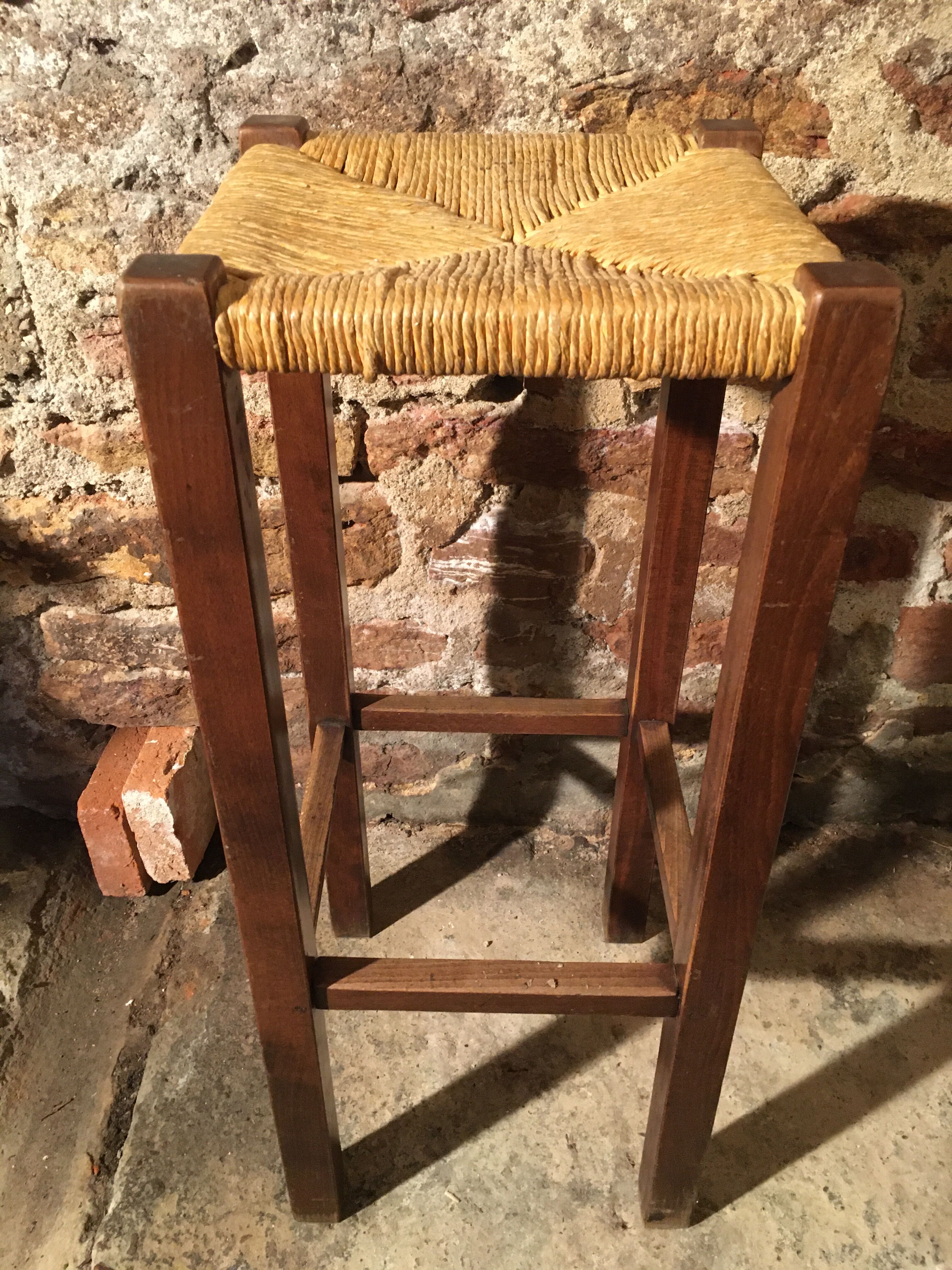 Oak bar stool with straw seat