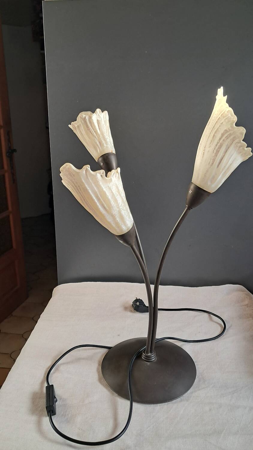 Triple flower lamp in metal and glass