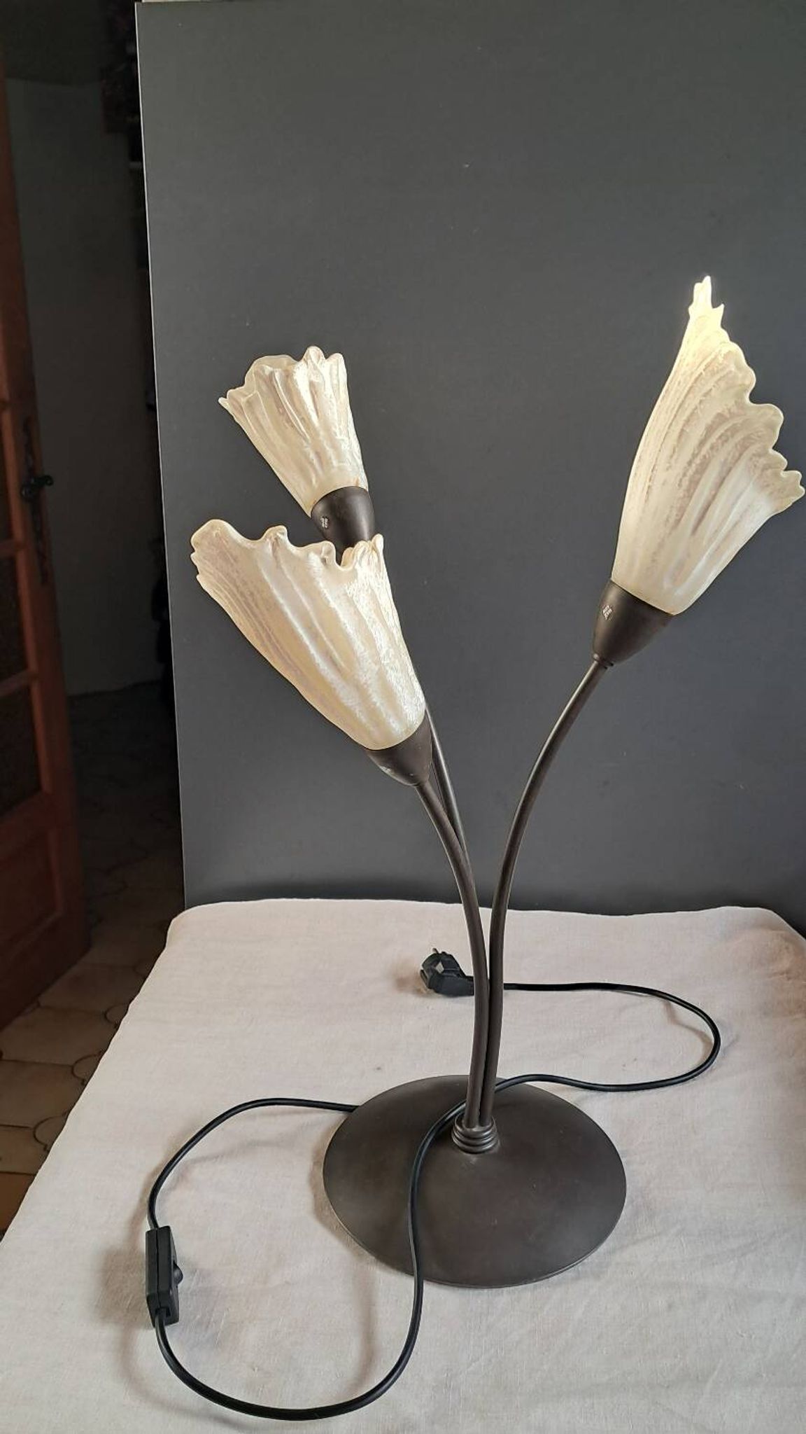 Lampe fleur triple en métal et verre