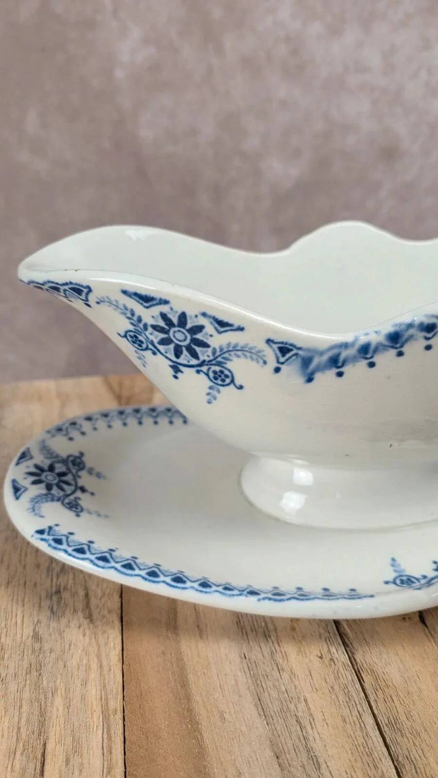 Antique sauce boat K&g Lunéville – Lunel model