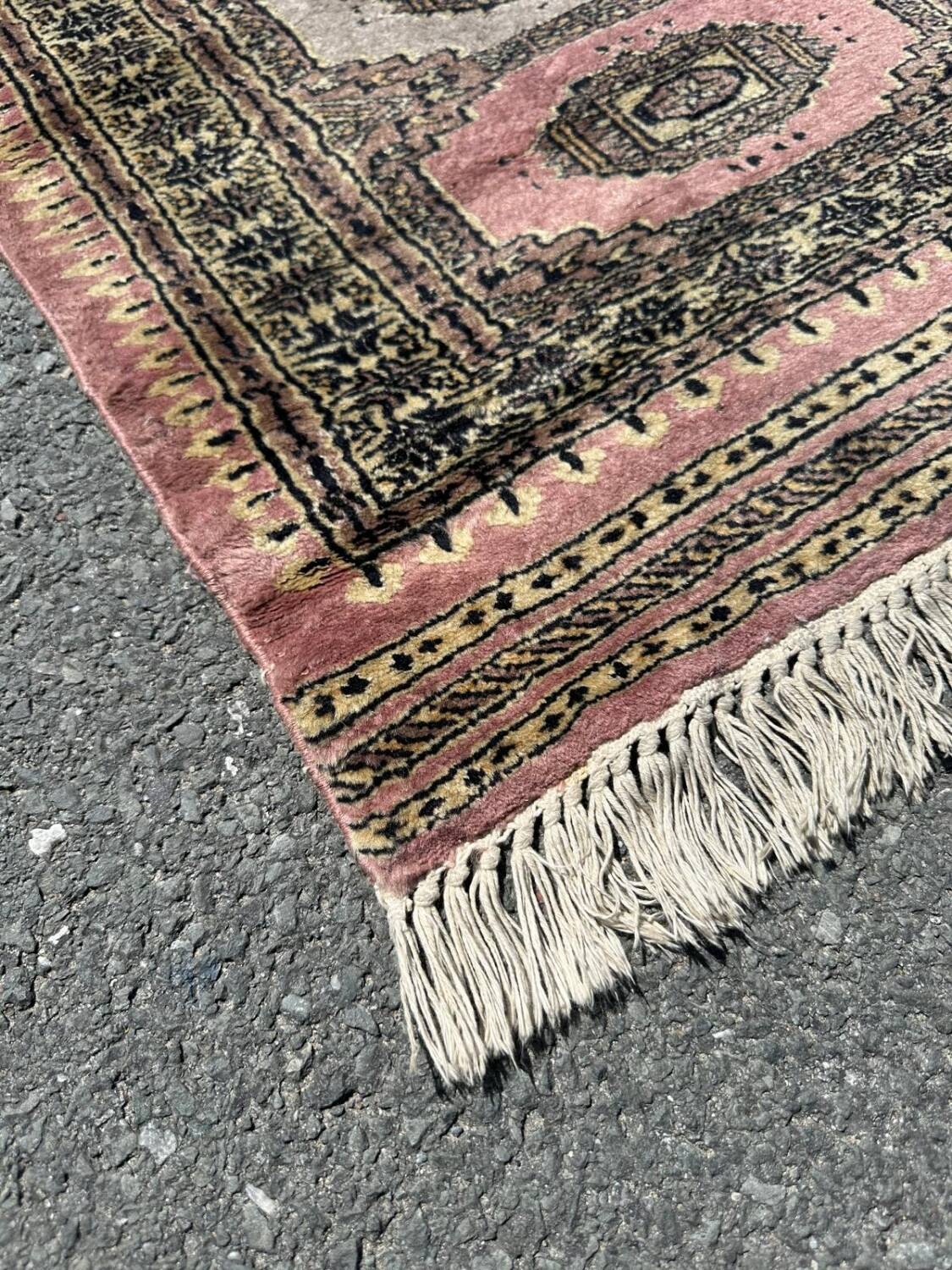 Handmade Pakistani rug