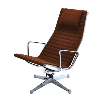 Fauteuil lounge EA 124 par Charles et Ray Eames