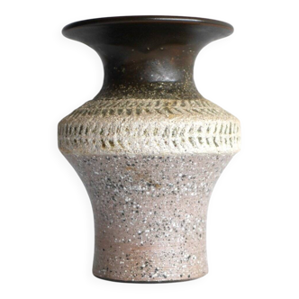 Brutalist ceramic vase in Scandinavian modernist style from the mid-century by Thomas Hellström for Nittsjö, Sweden.