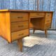 Bureau vintage à pieds compas en chêne