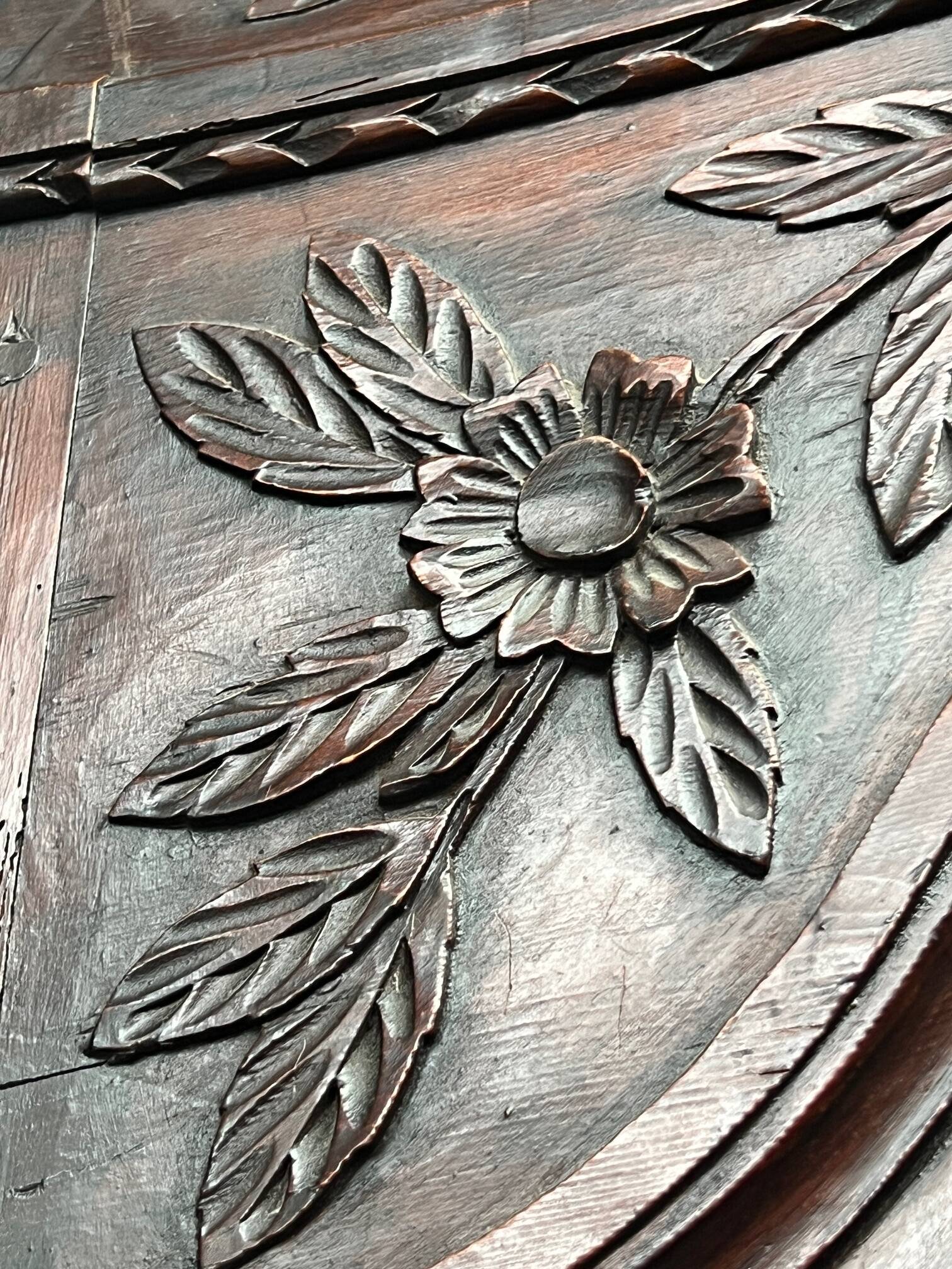 Armoire de mariage normande ancienne. Chêne sculpté.