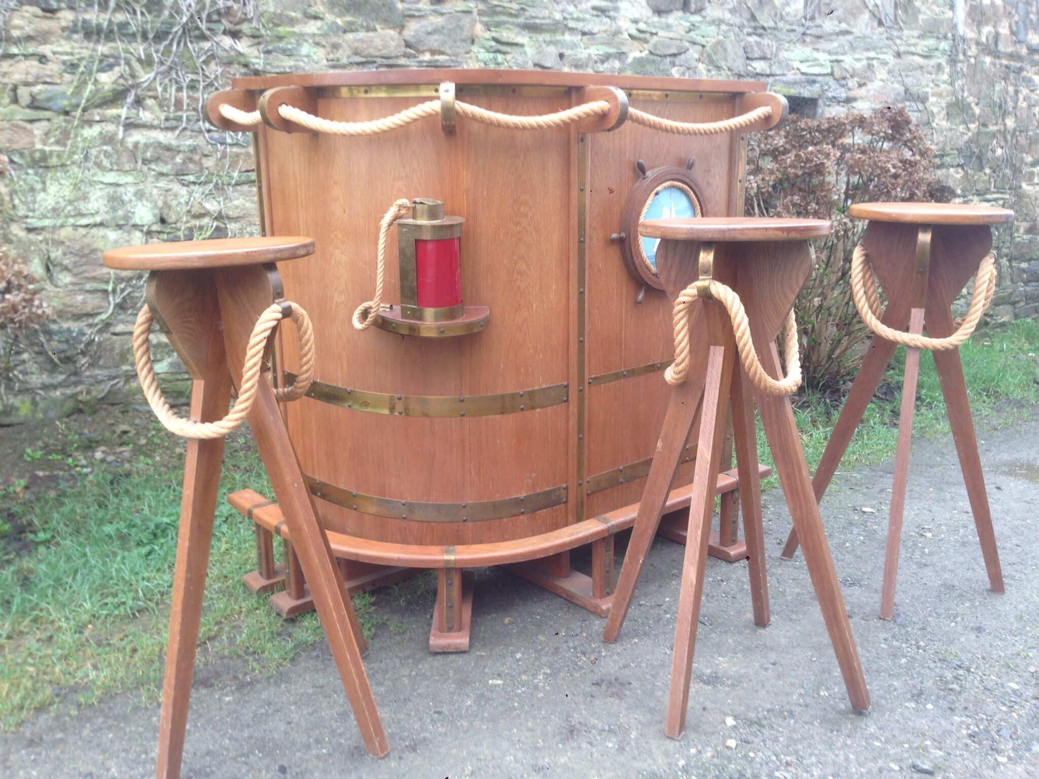 Bar d’angle en chêne marine avec ses 3 tabourets
