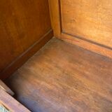 Old Parisian bonnetière