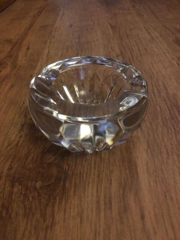 Cendrier en cristal Baccarat, motif Mortier et pilon, estampillé, France