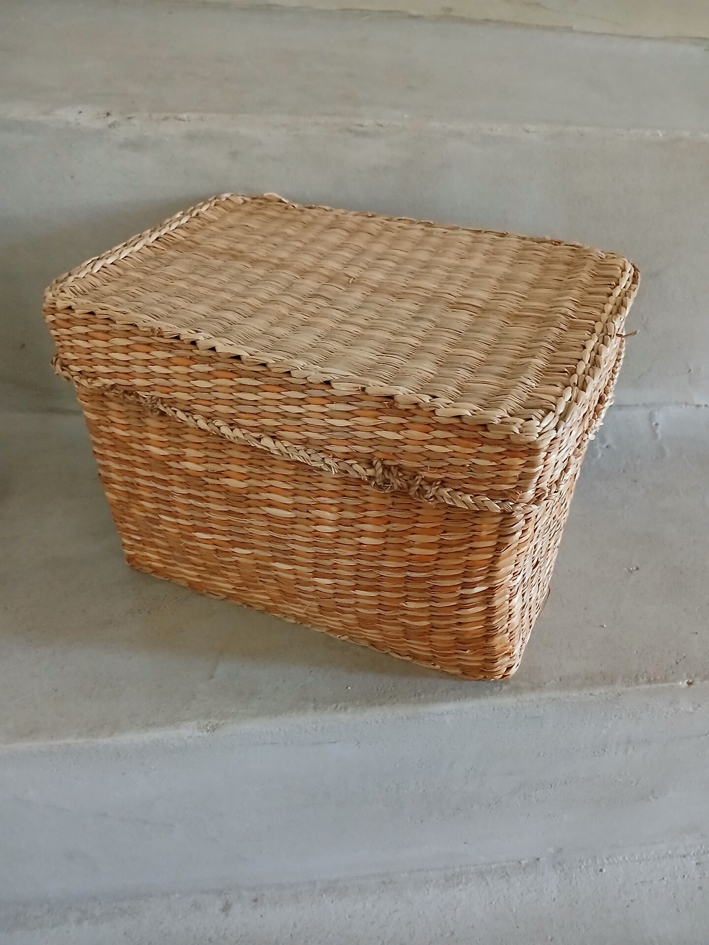 6 water glasses + basket