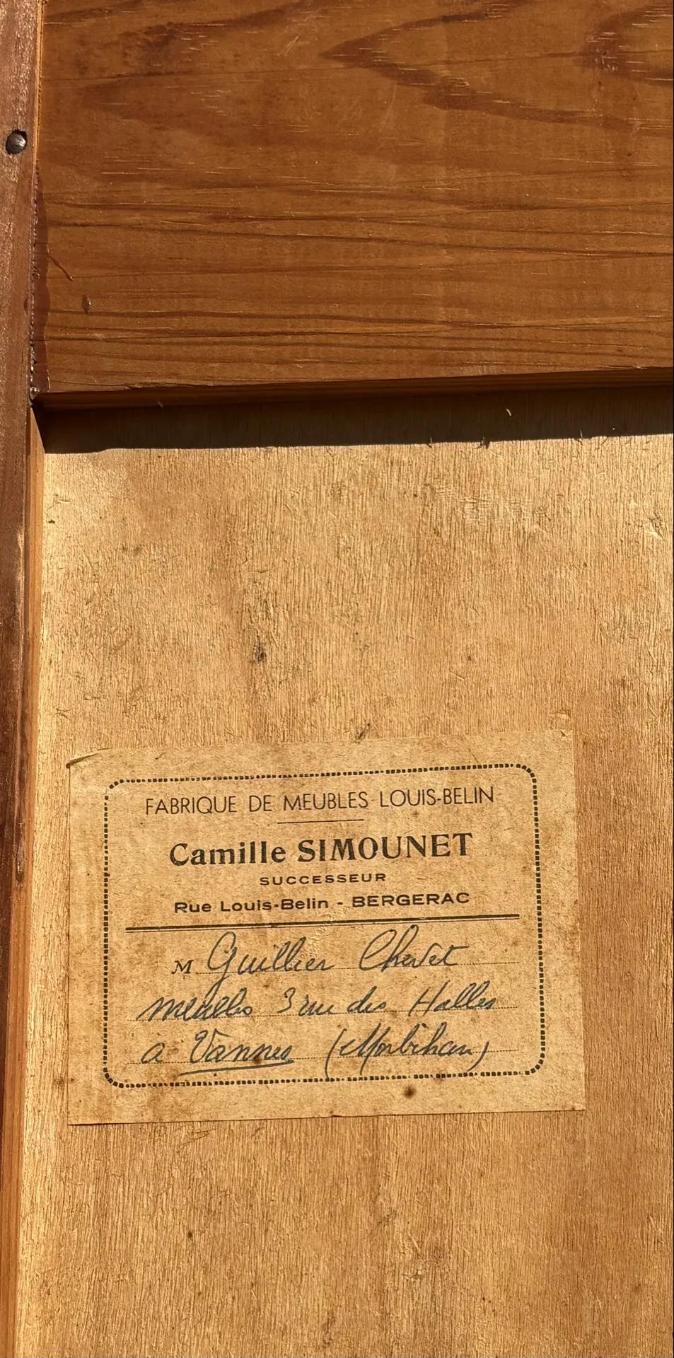 Armoire parisienne étroite ancienne en bois brut 
