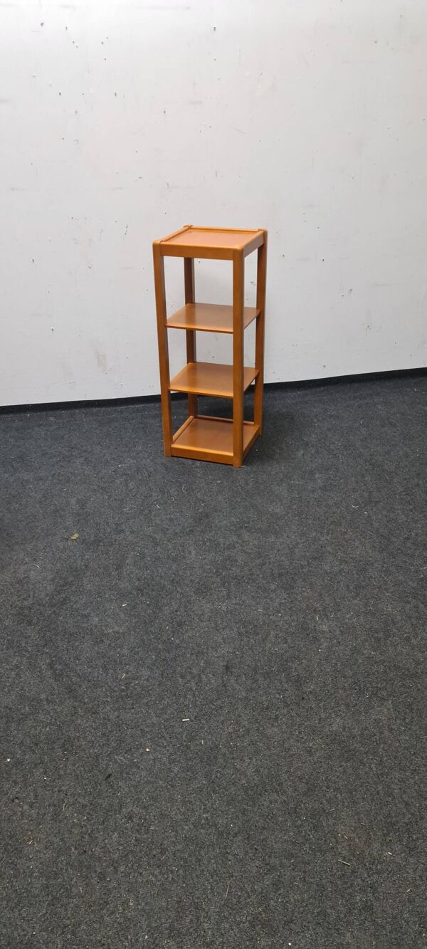 Une étagère ou un porte-livres vintage.