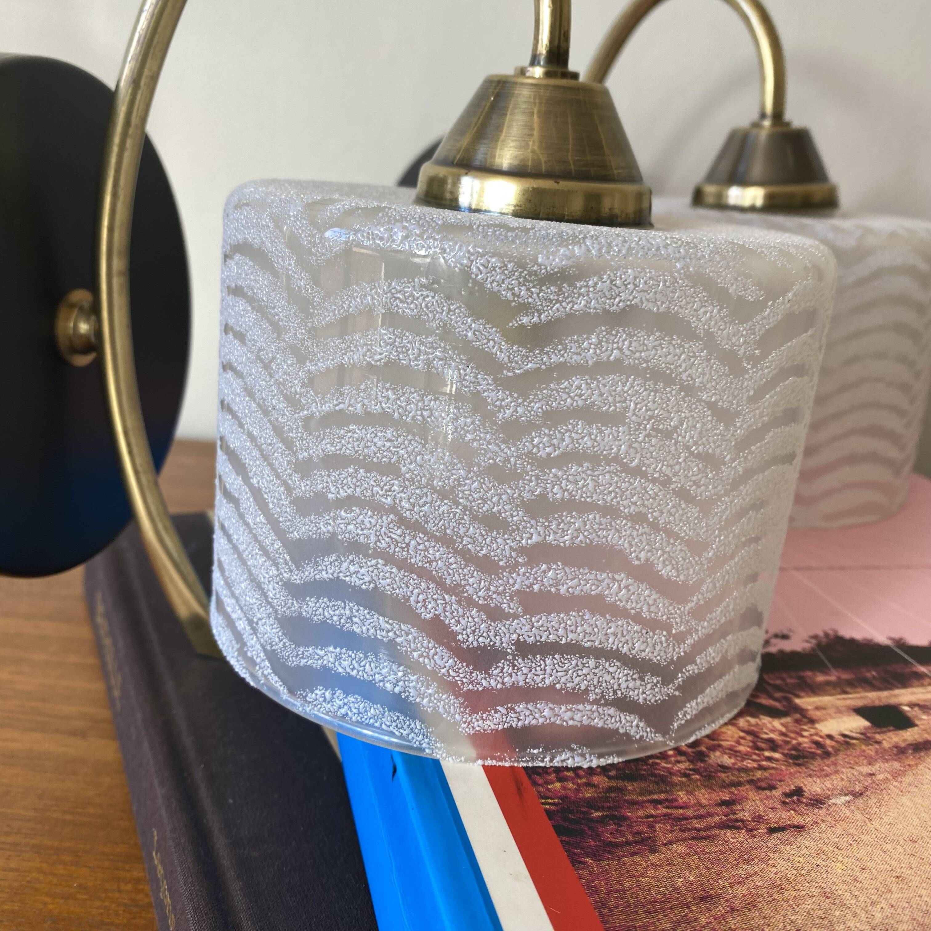 Paire d'appliques murales col de cygne en laiton et tulipe en verre blanc