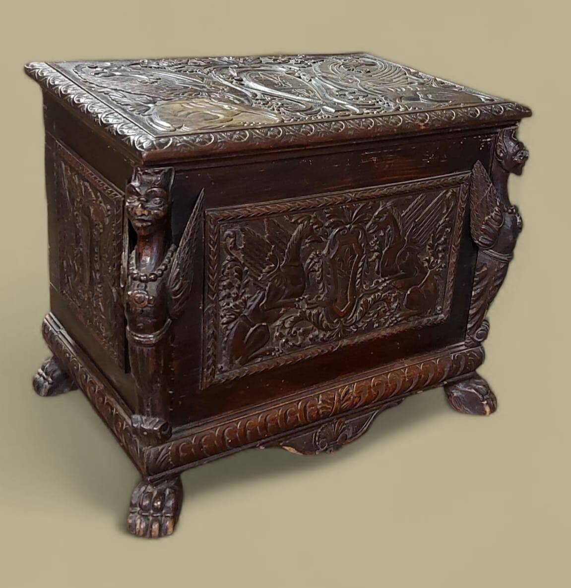 Small finely carved wooden chest, Renaissance style, 19th century, Tuscany