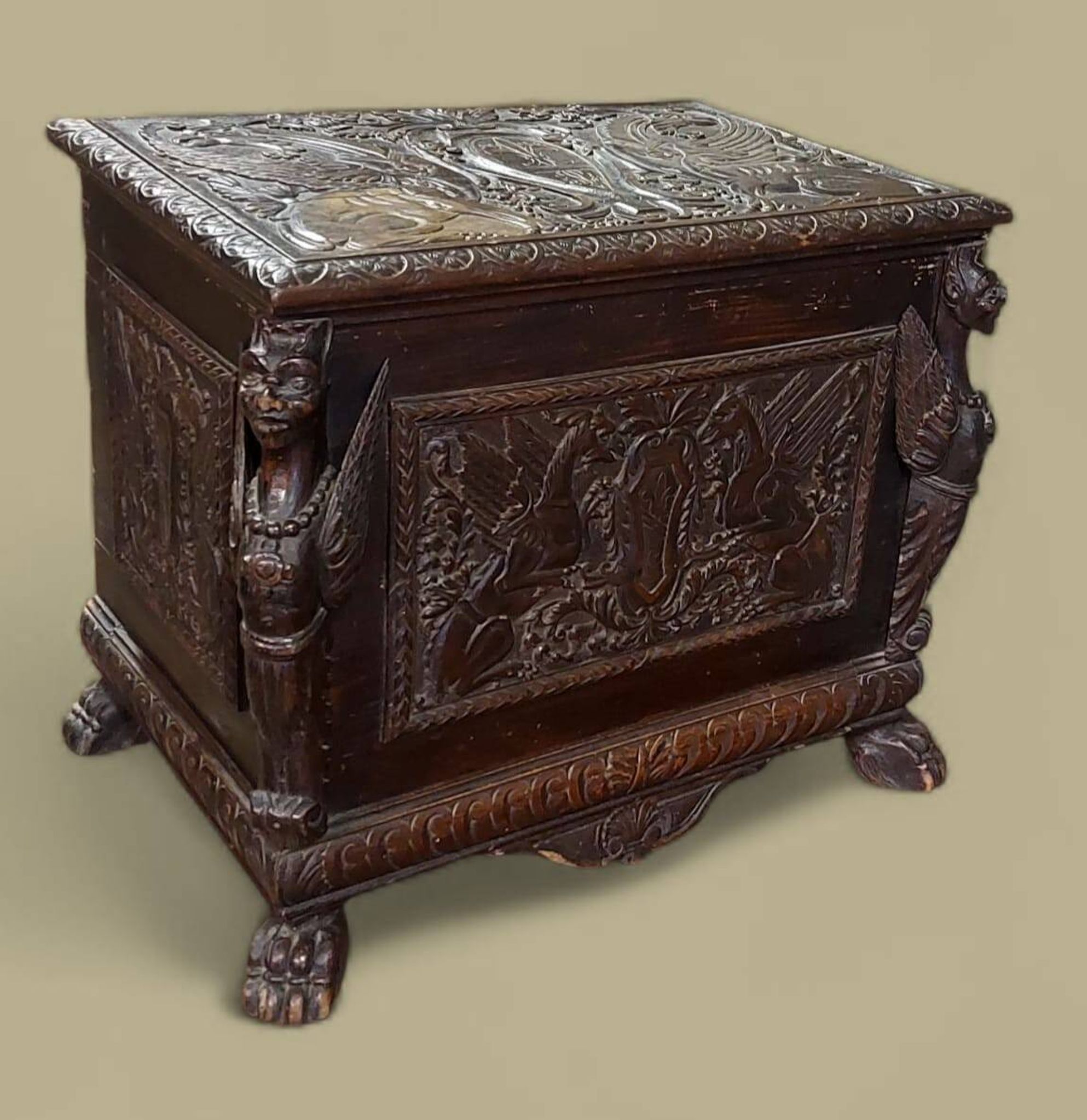 Small finely carved wooden chest, Renaissance style, 19th century, Tuscany