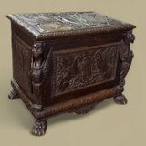 Small finely carved wooden chest, Renaissance style, 19th century, Tuscany