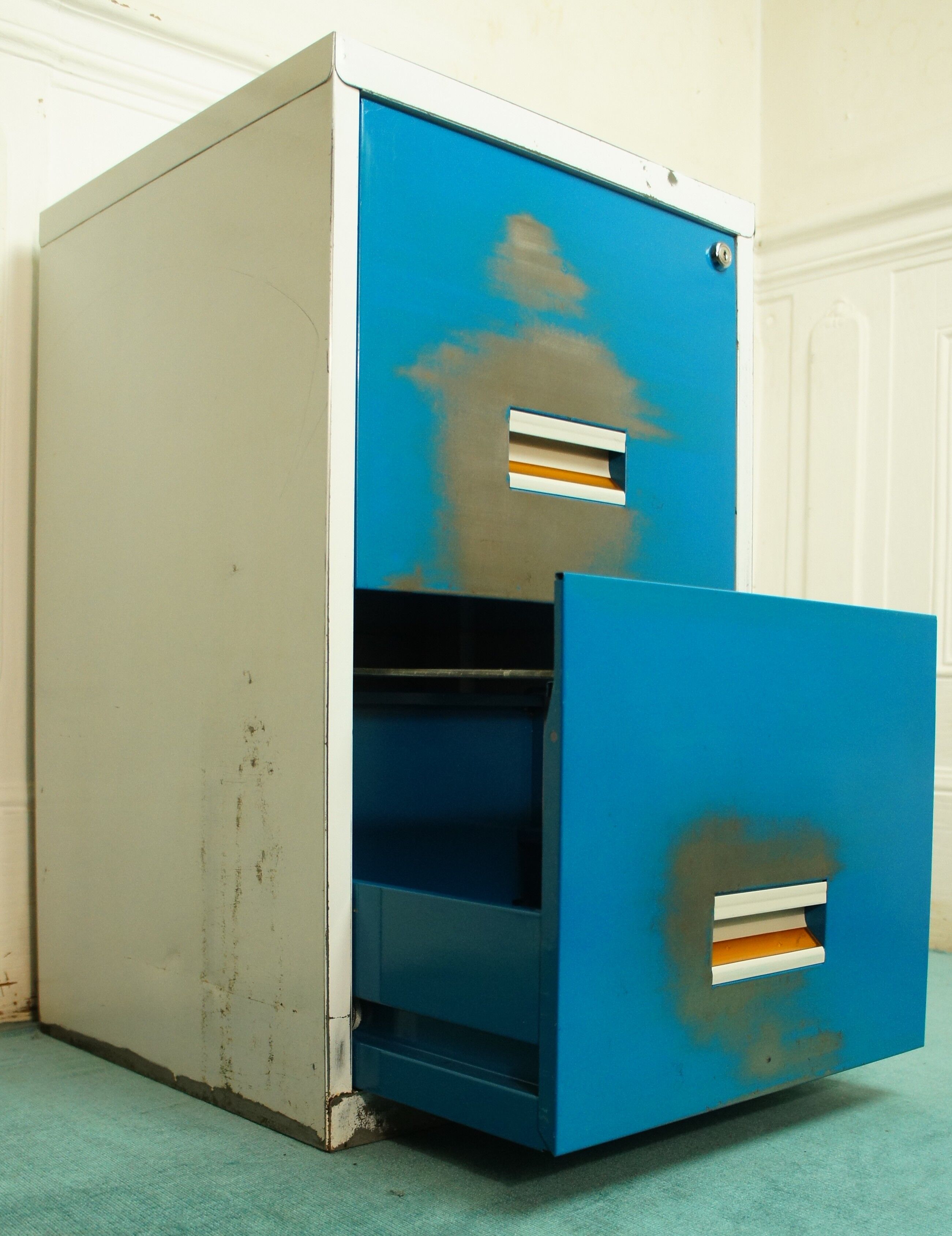 2 metal drawers for hanging backs