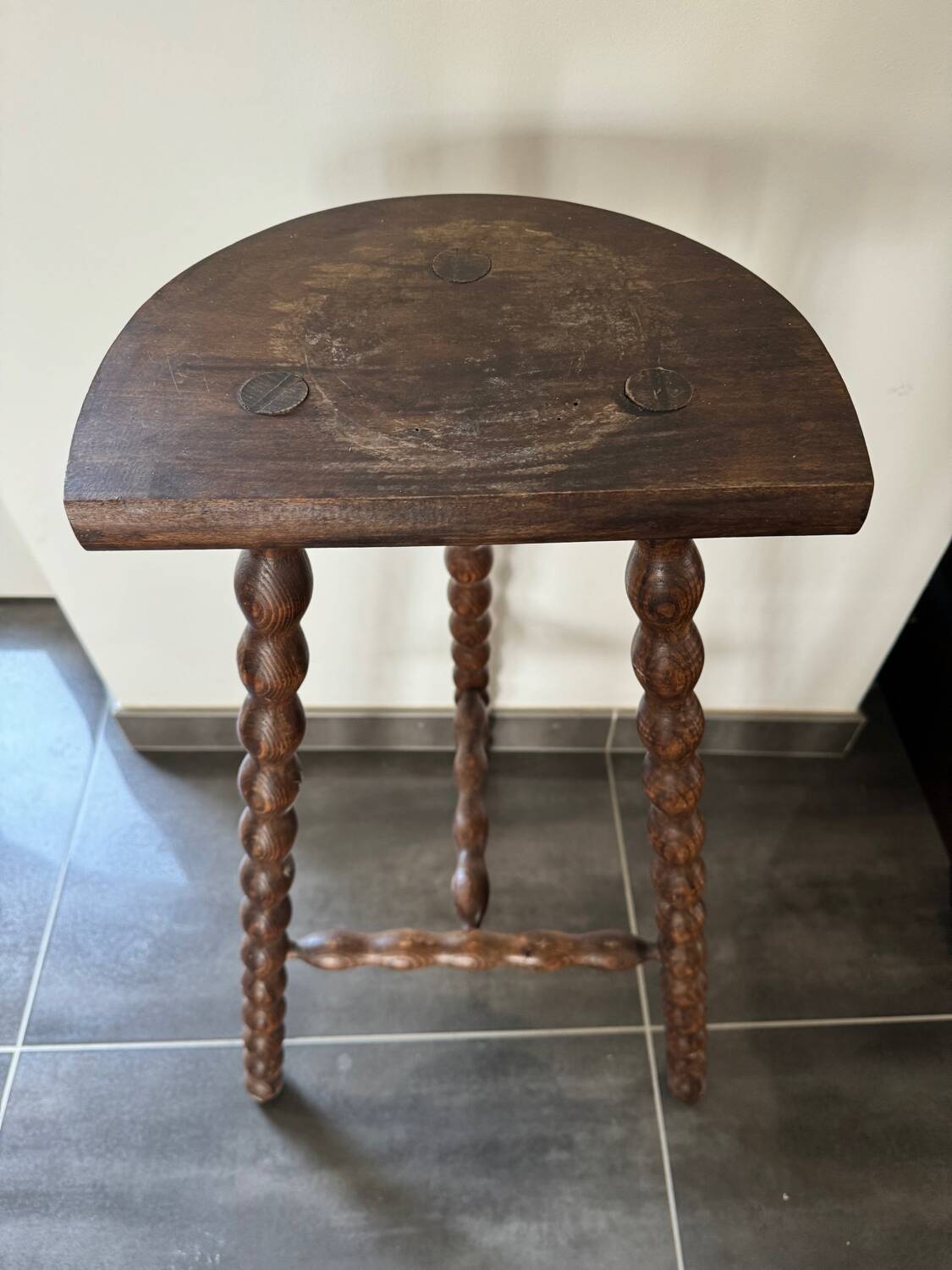 High tripod saddle stool