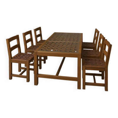 6 × chaises / table à manger en chêne / table à plateau ajouré / 2 panneaux en verre incrustés / sièges en cuir tressé ouvert / ensemble original en très bon état / France années 1950