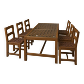 6 × chaises / table à manger en chêne / table à plateau ajouré / 2 panneaux en verre incrustés / sièges en cuir tressé ouvert / ensemble original en très bon état / France années 1950
