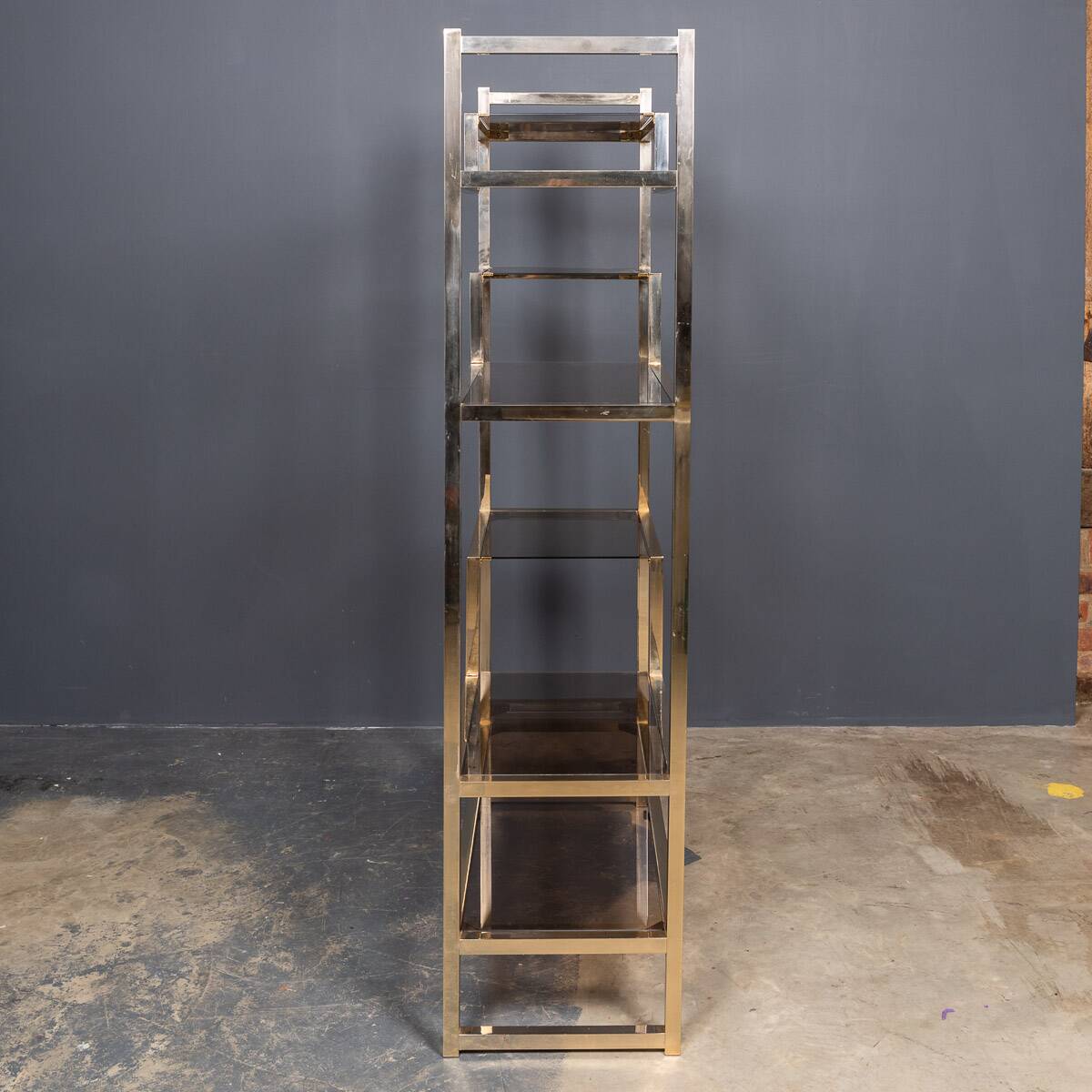 Étagère en laiton et verre fumé italien élégante des années 1970