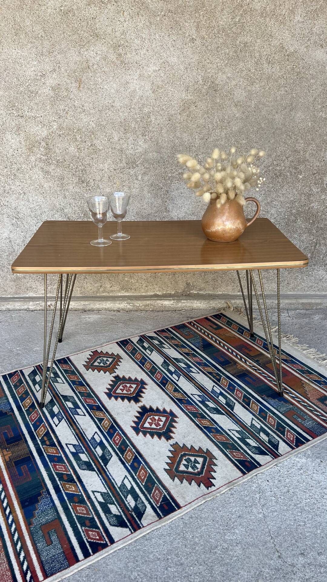Petite table basse vintage en Formica - pieds Eiffel