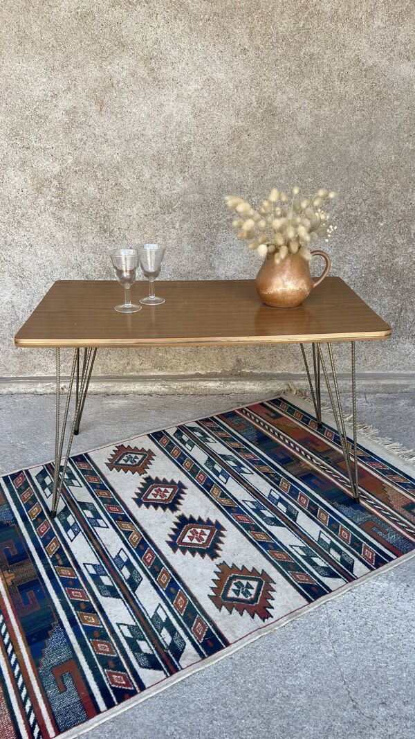 Petite table basse vintage en Formica - pieds Eiffel