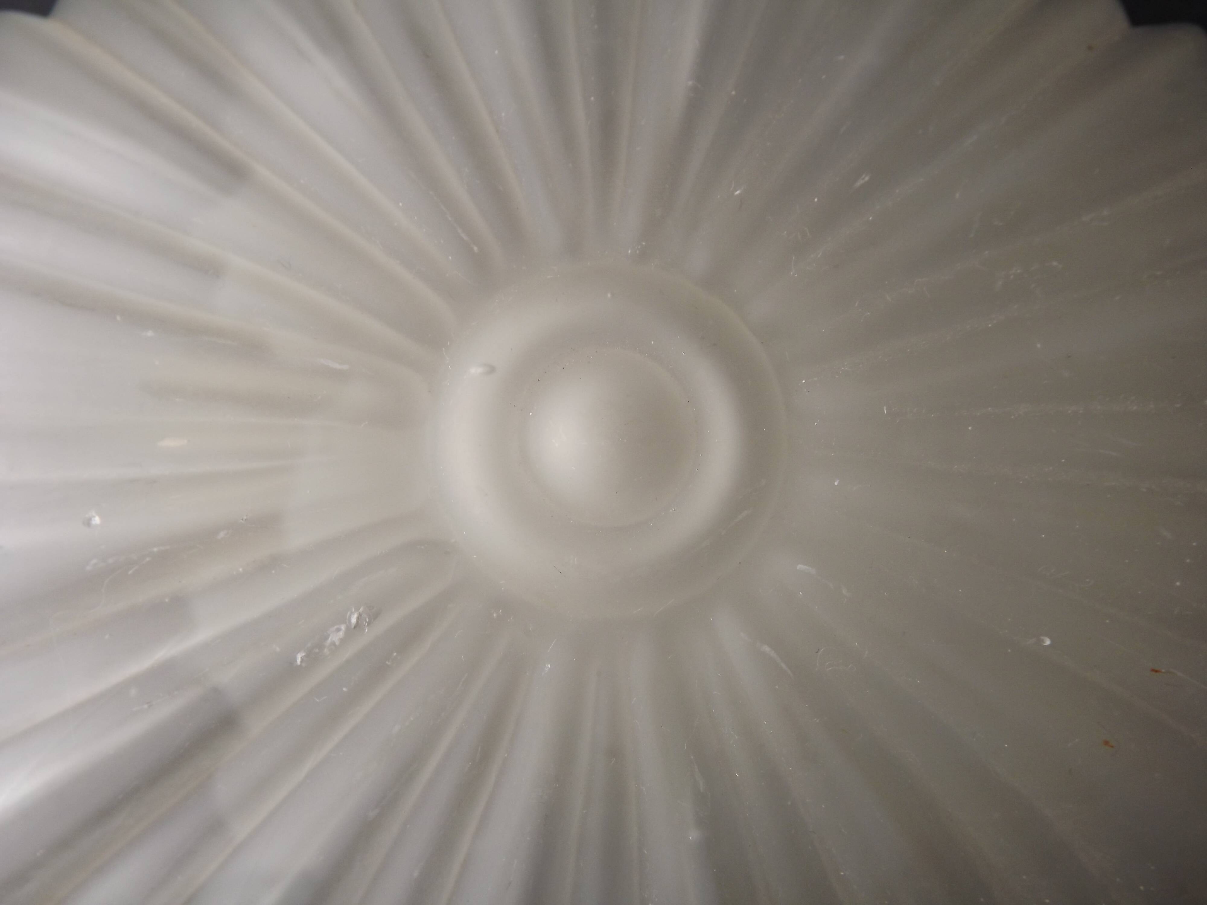 Applique murale en verre blanc opaque de style Art déco, France années 1970