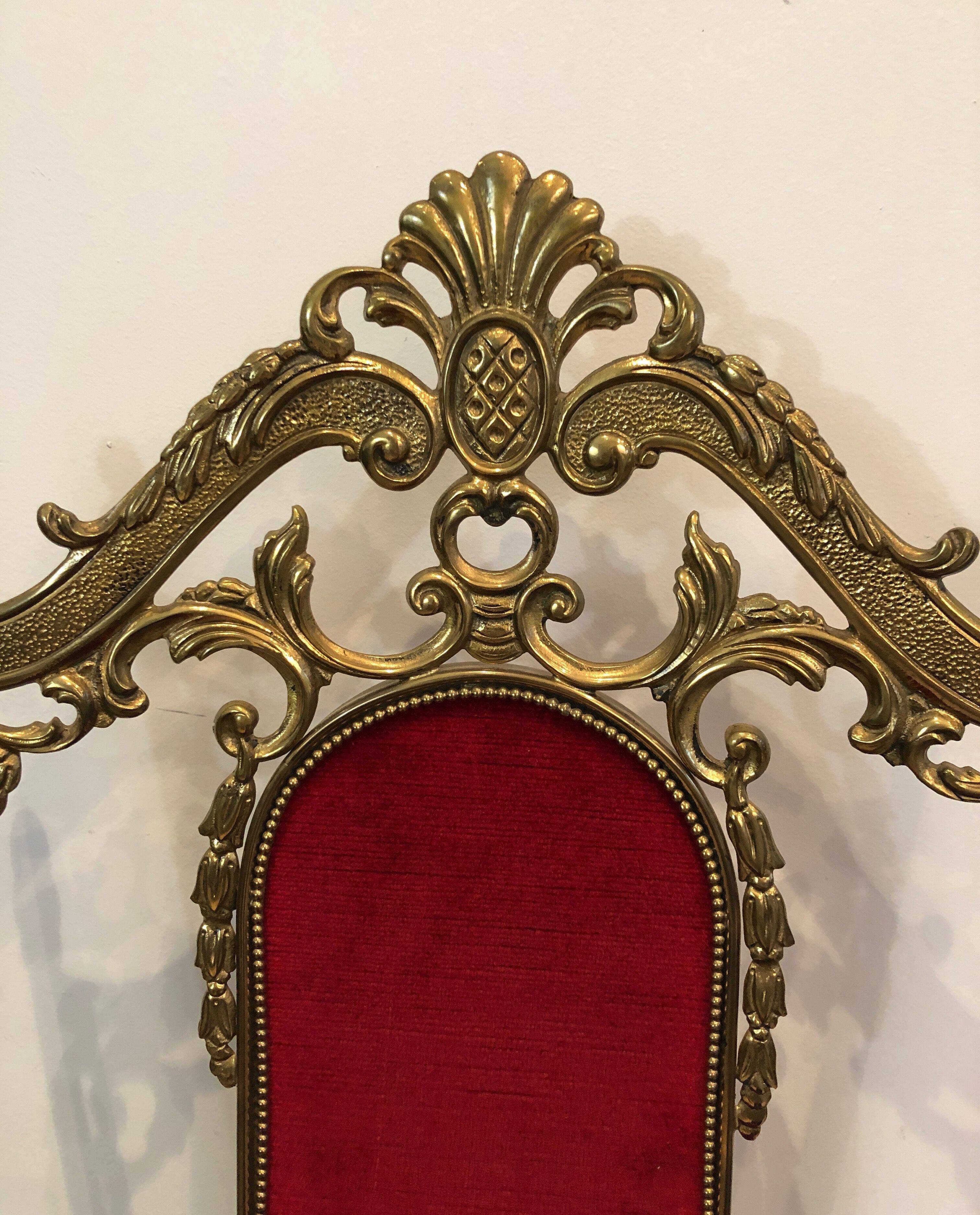 Suite de 4 chaises en laiton et velours rouge