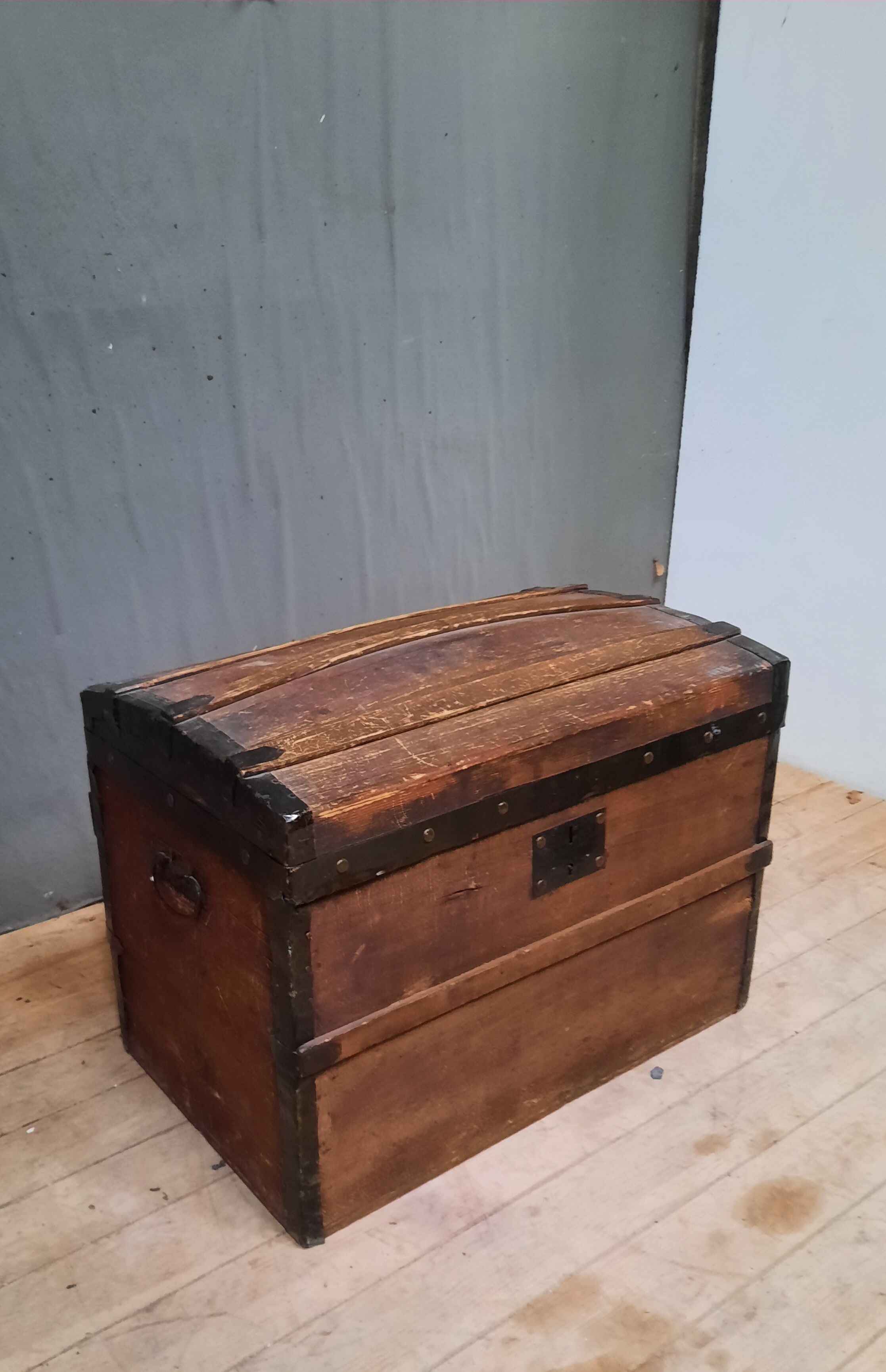 Coffre bombé en bois et métal