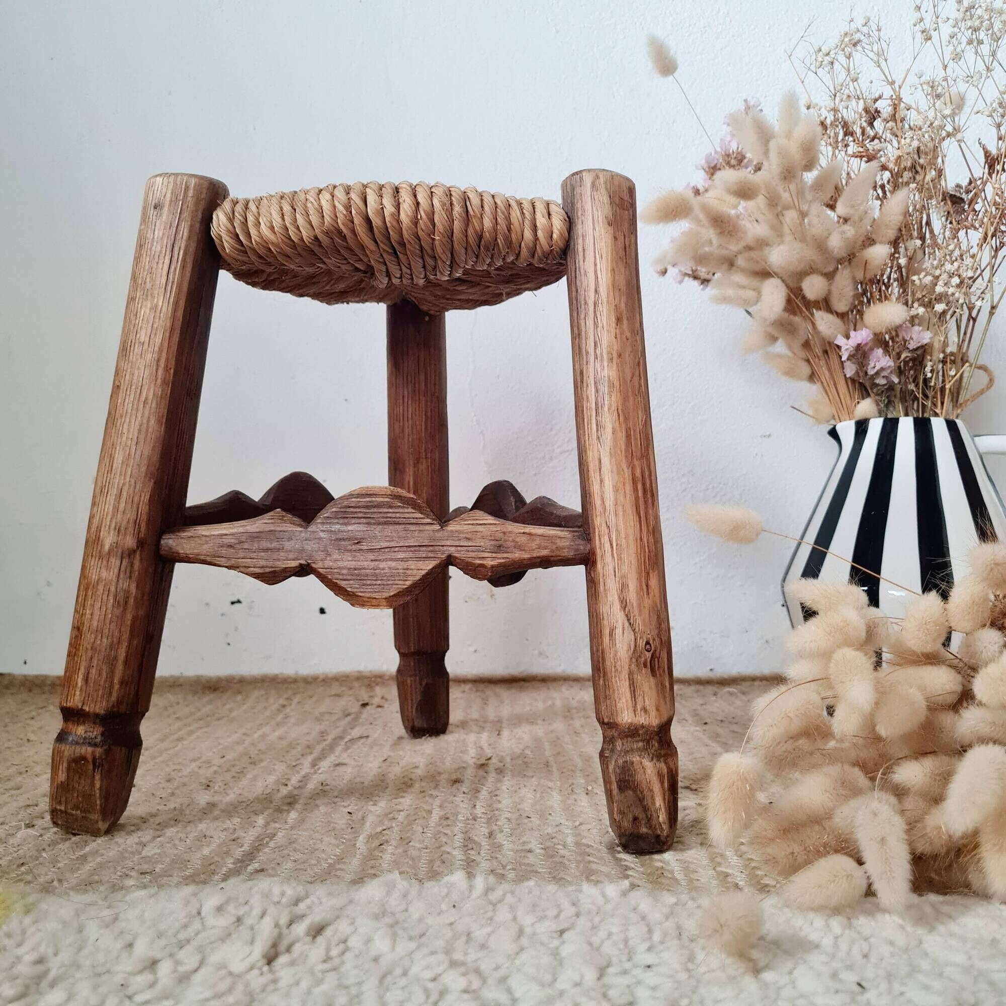 Small stool in wood and straw