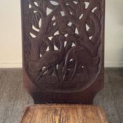 Chaise vintage à palabre en bois sculpté