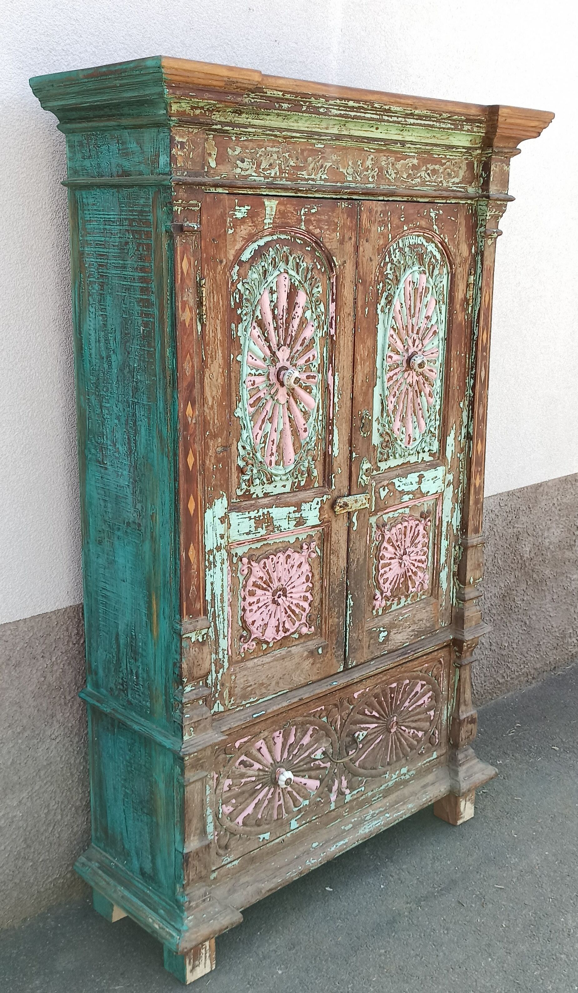Old wooden cabinet - 2 doors and 1 drawer