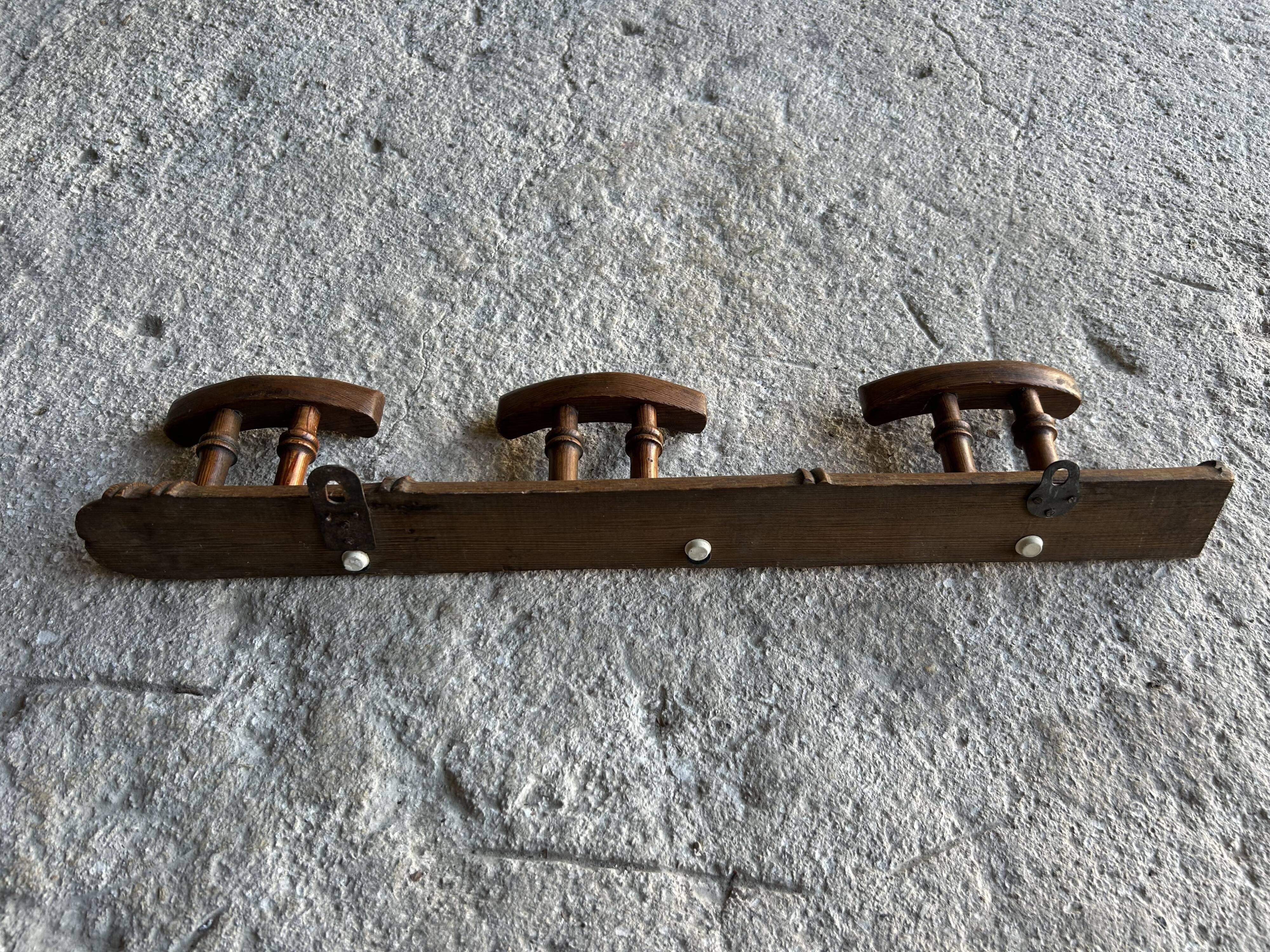 Portemanteau en pin ancien