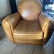 Fauteuils club en cuir marron finition antique