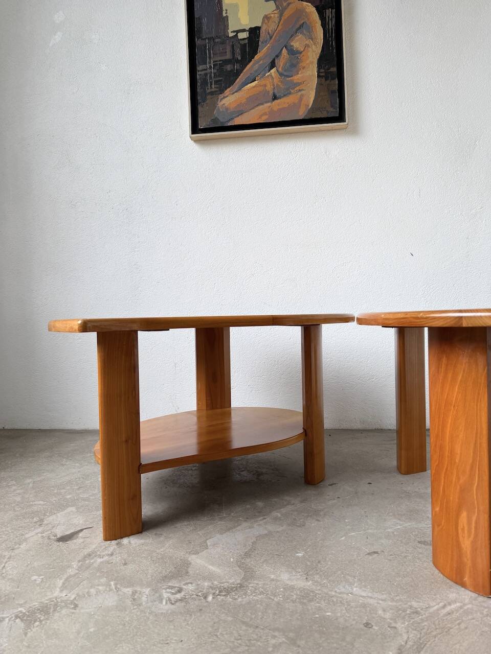 Tables basses en orme formant une goutte