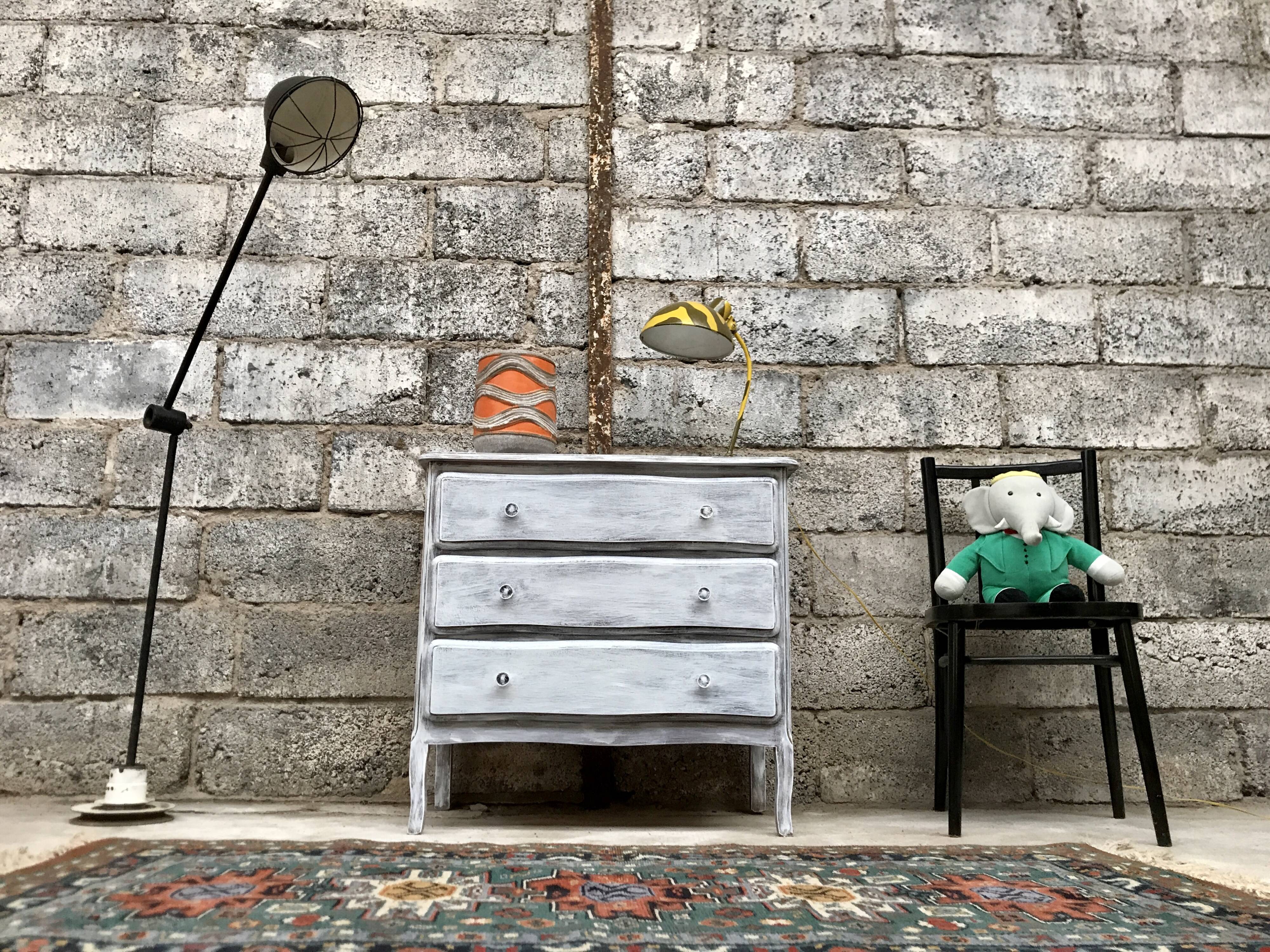 Commode en bois blanche et grise patinée vintage années 70