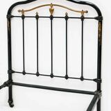 Paire de lits simples antiques assortis en fonte noire et dorée