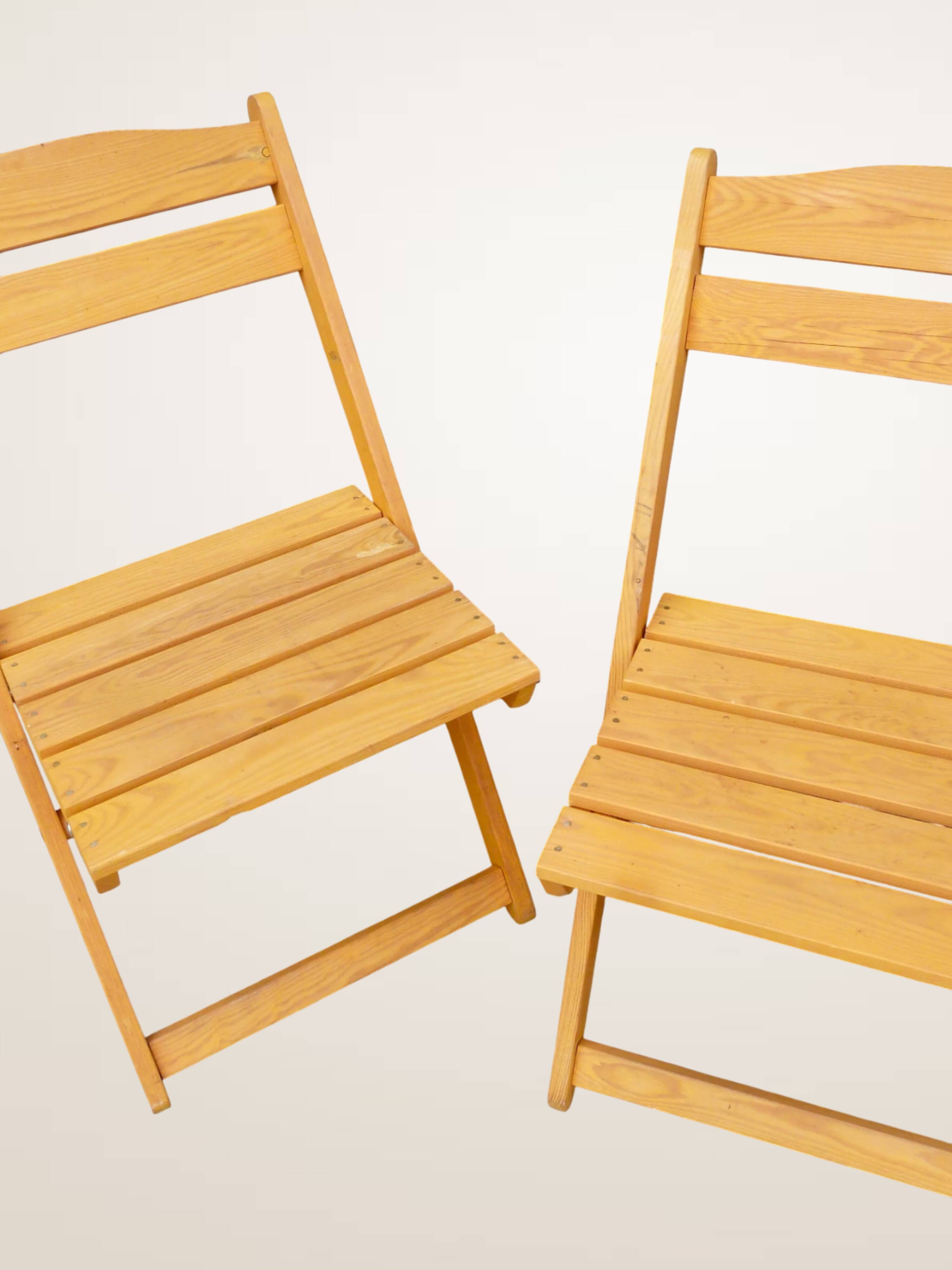 Paire de chaises pliantes en bois blond
