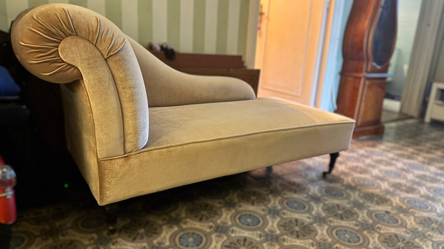 Velvet daybed