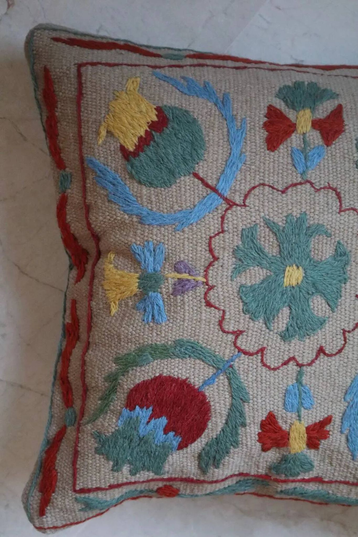 Coussin suzani gris clair motifs brodés colorés
