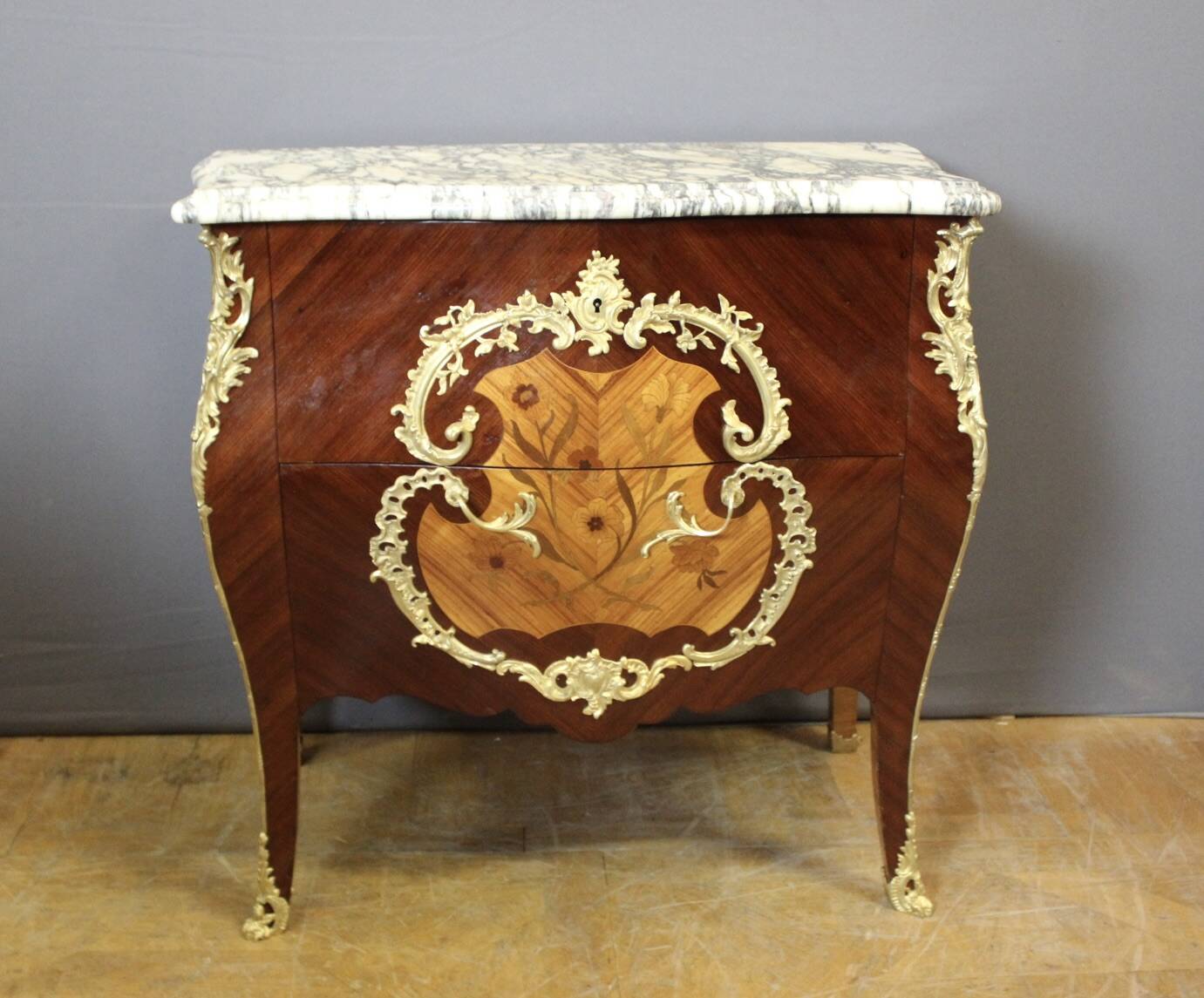 Commode de style Louis XV en Marqueterie vers 1900