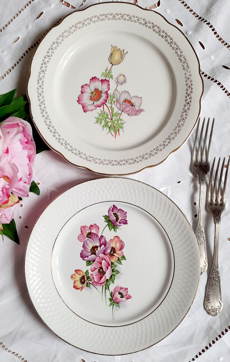 Flat plates mismatched in golden edges