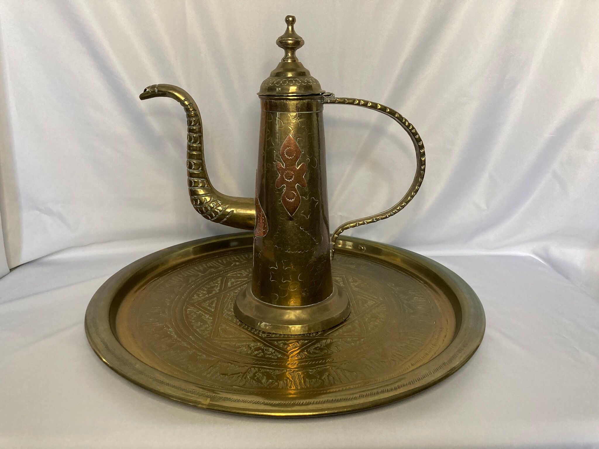 Lot en cuivre ancien plateau et théière orientale XXème