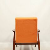 Fauteuil moderne en velours orange papaye bois brun foncé 1970 style scandinave