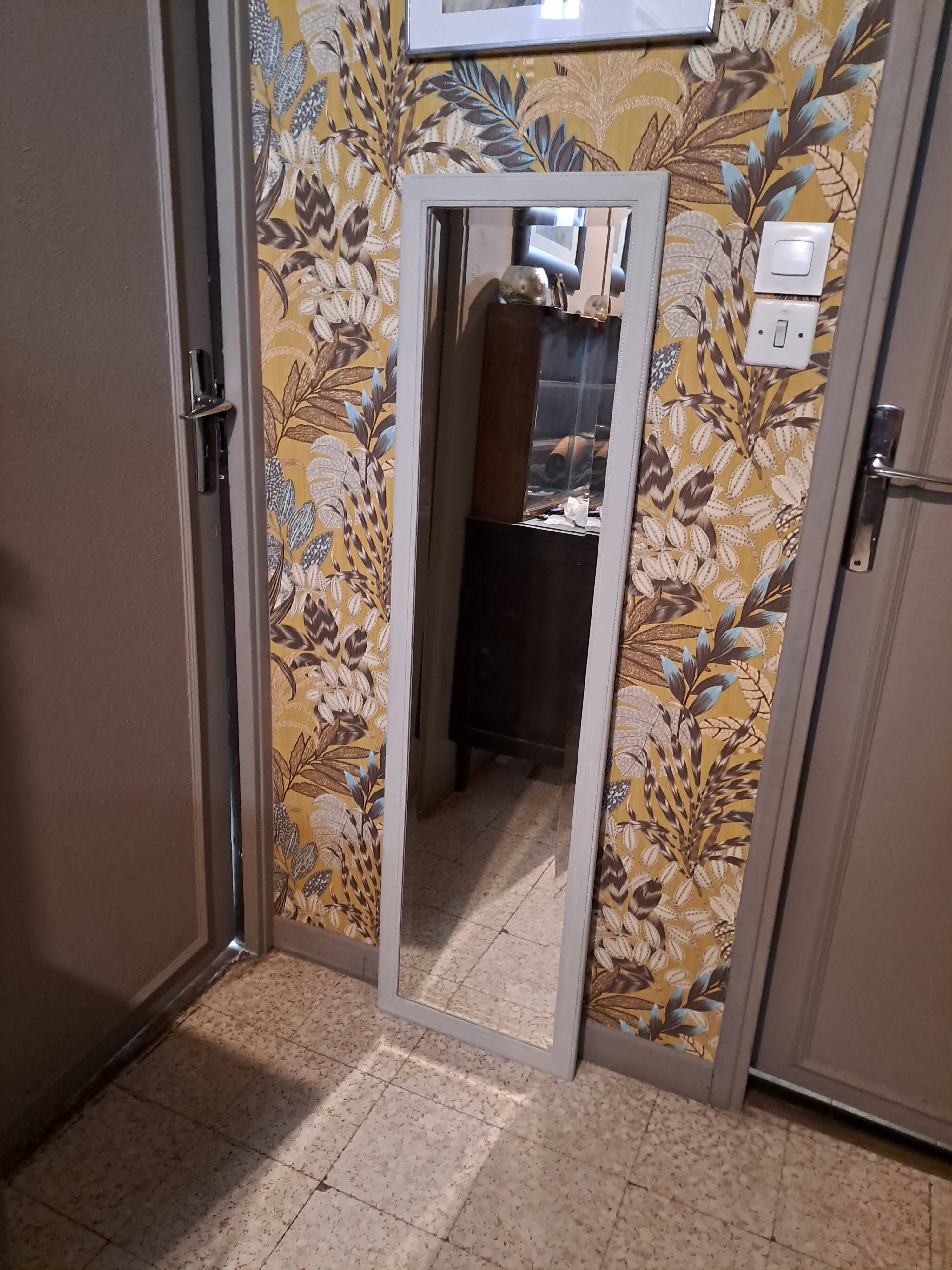 Rectangular mirror in light grey painted wood and beveled glass