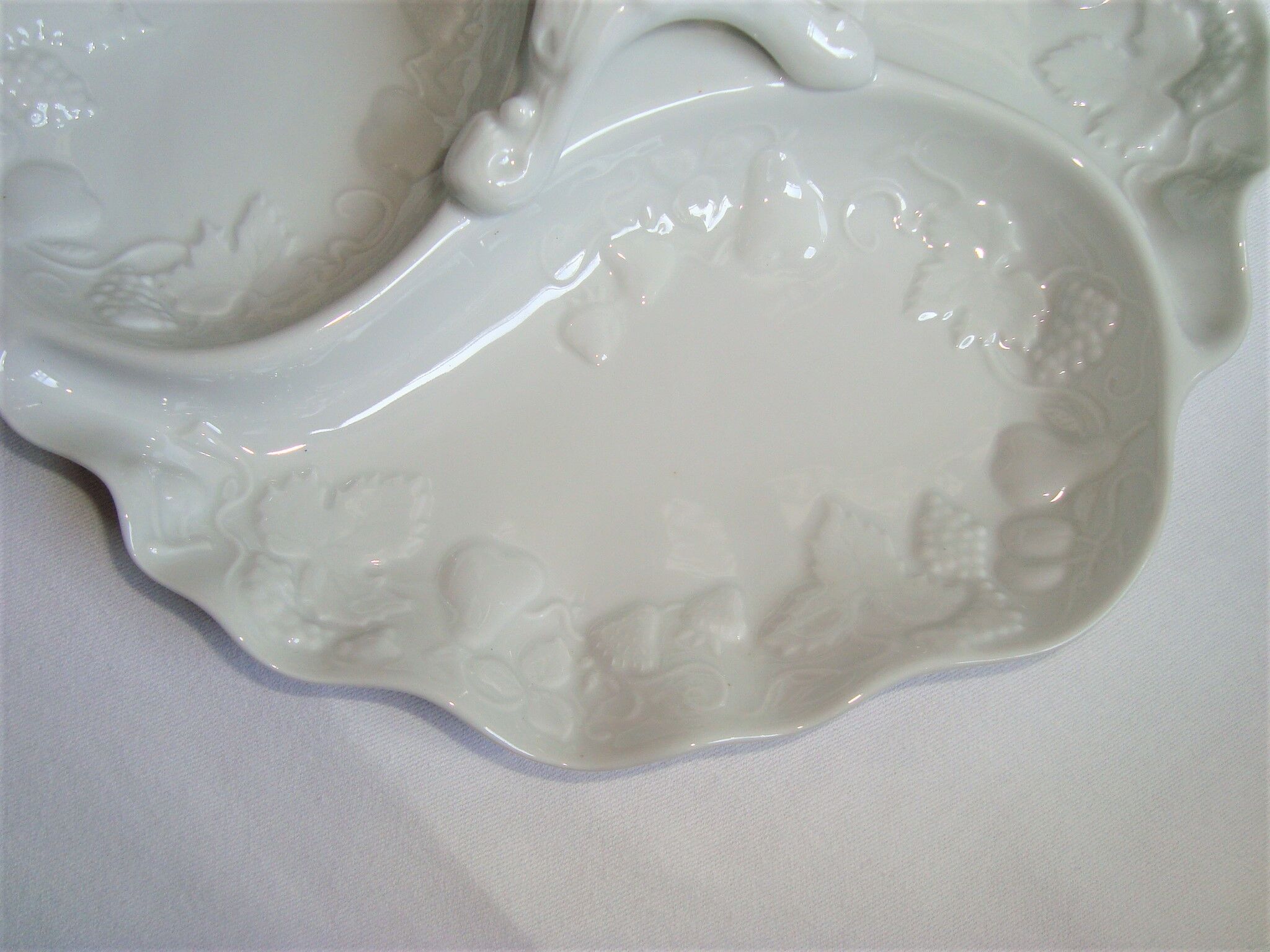 Flat compartmentalized philippe deshoulières porcelain white patterns in relief