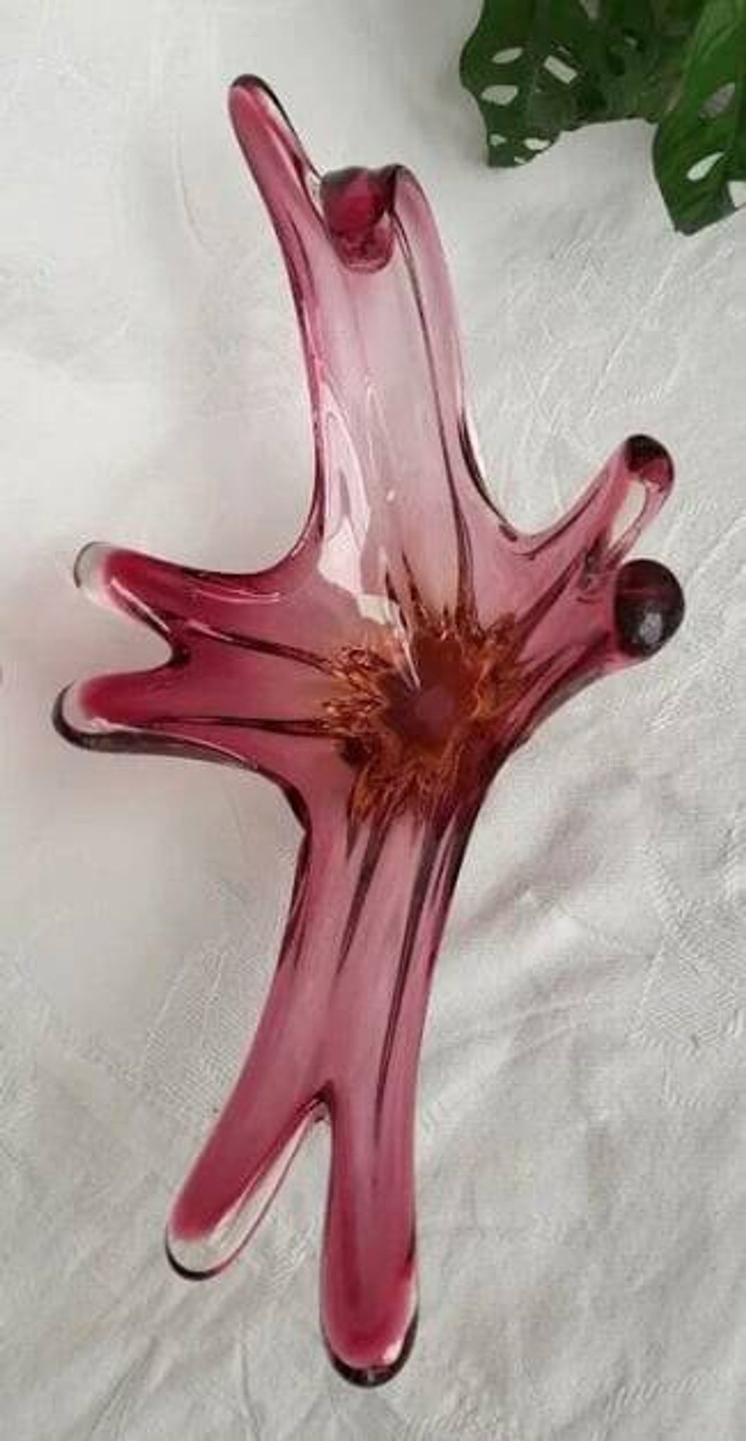 Grand centre de table en verre soufflé rose – design organique –