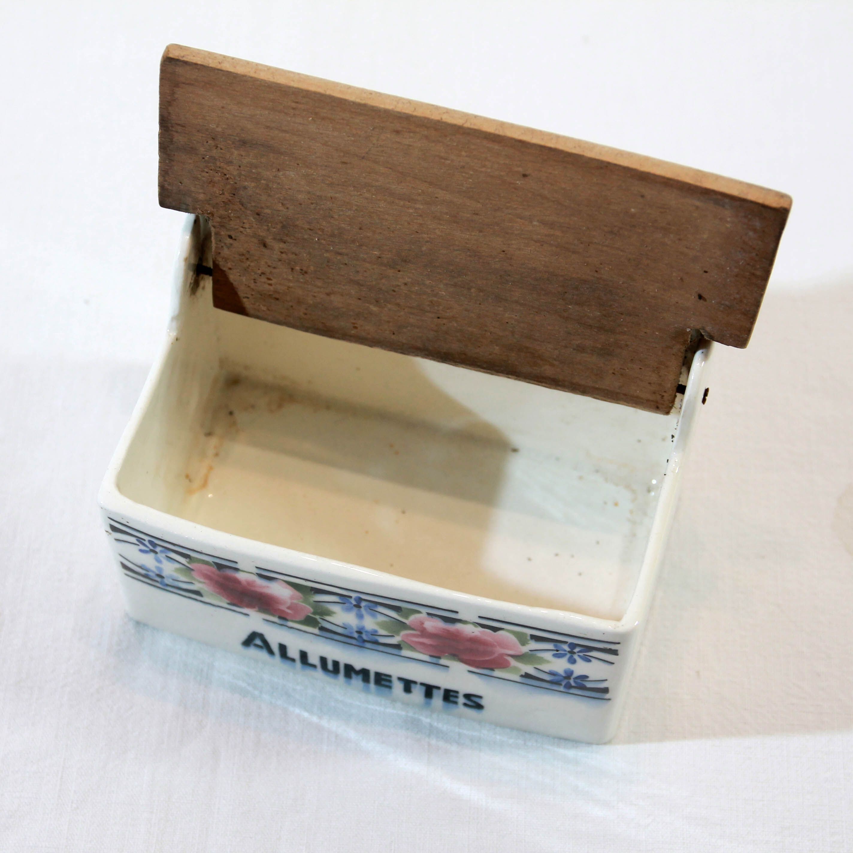 Kitchen box for matches