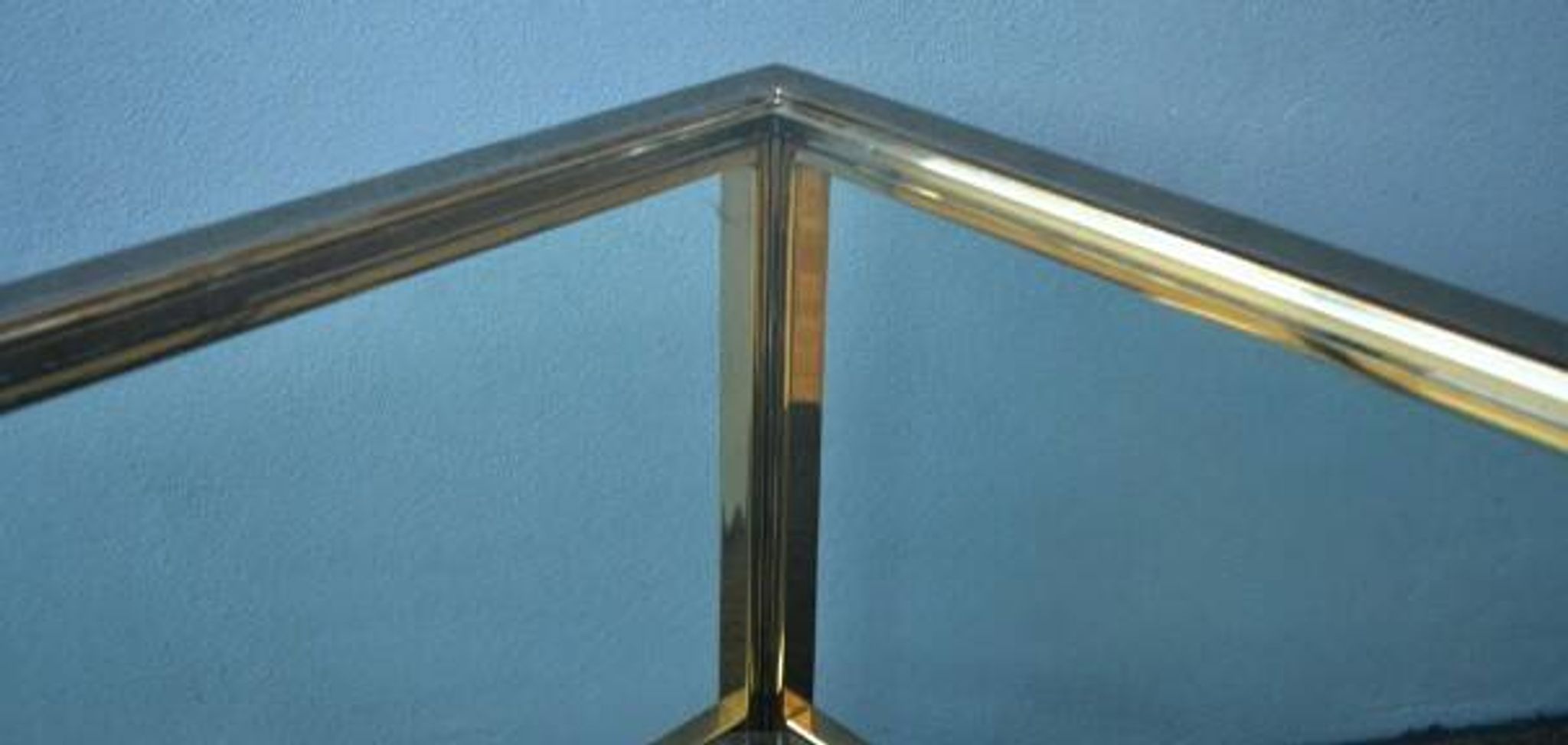 Table basse de style moderniste, style Romeo Rega en laiton et chrome