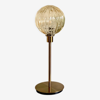 Lampe à poser avec un globe ancien strié doré et un pied doré